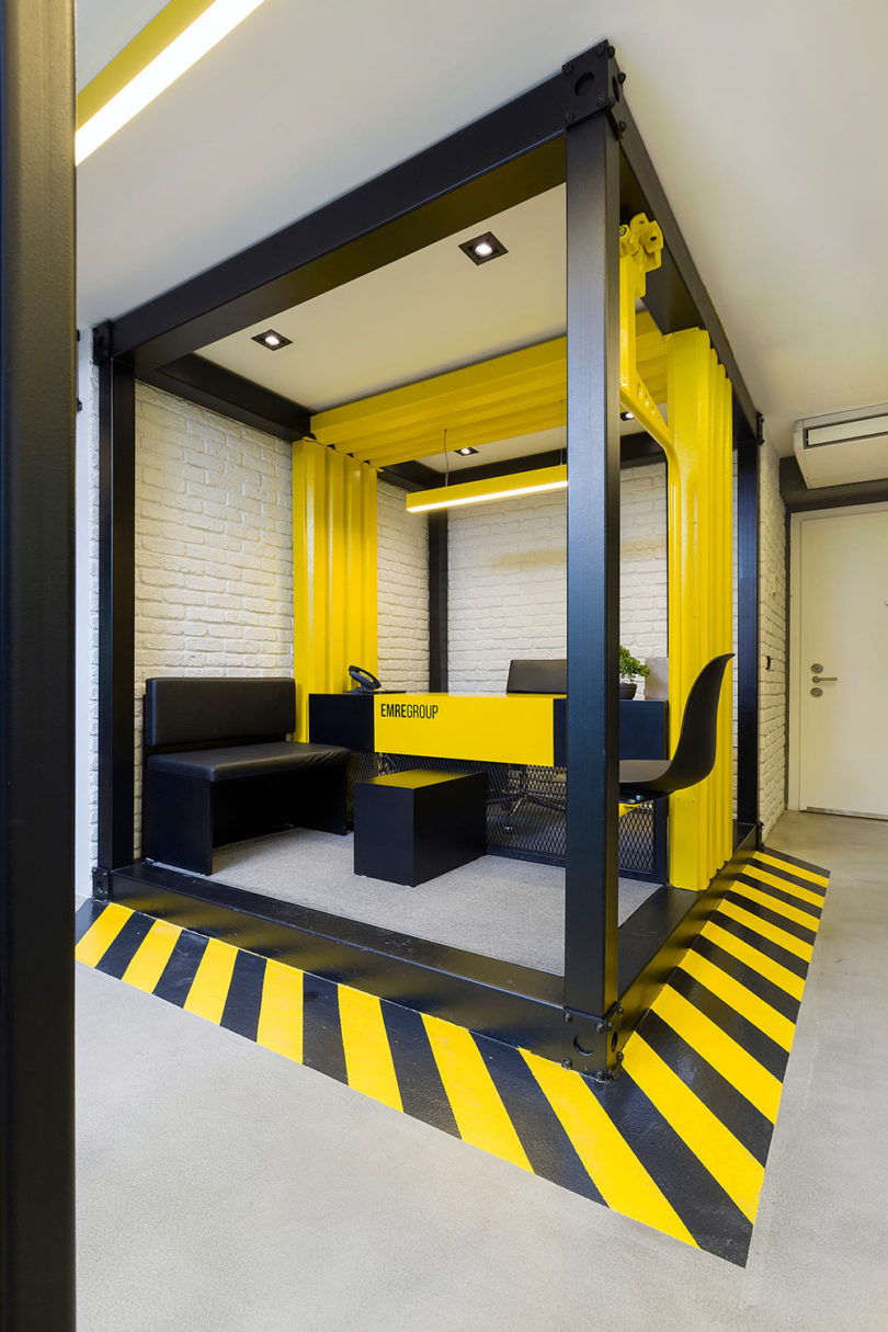 Het kantoor van Emre Group is ingericht als een bouwplaats! Het kantoor van Emre Group is ingericht als een bouwplaats!