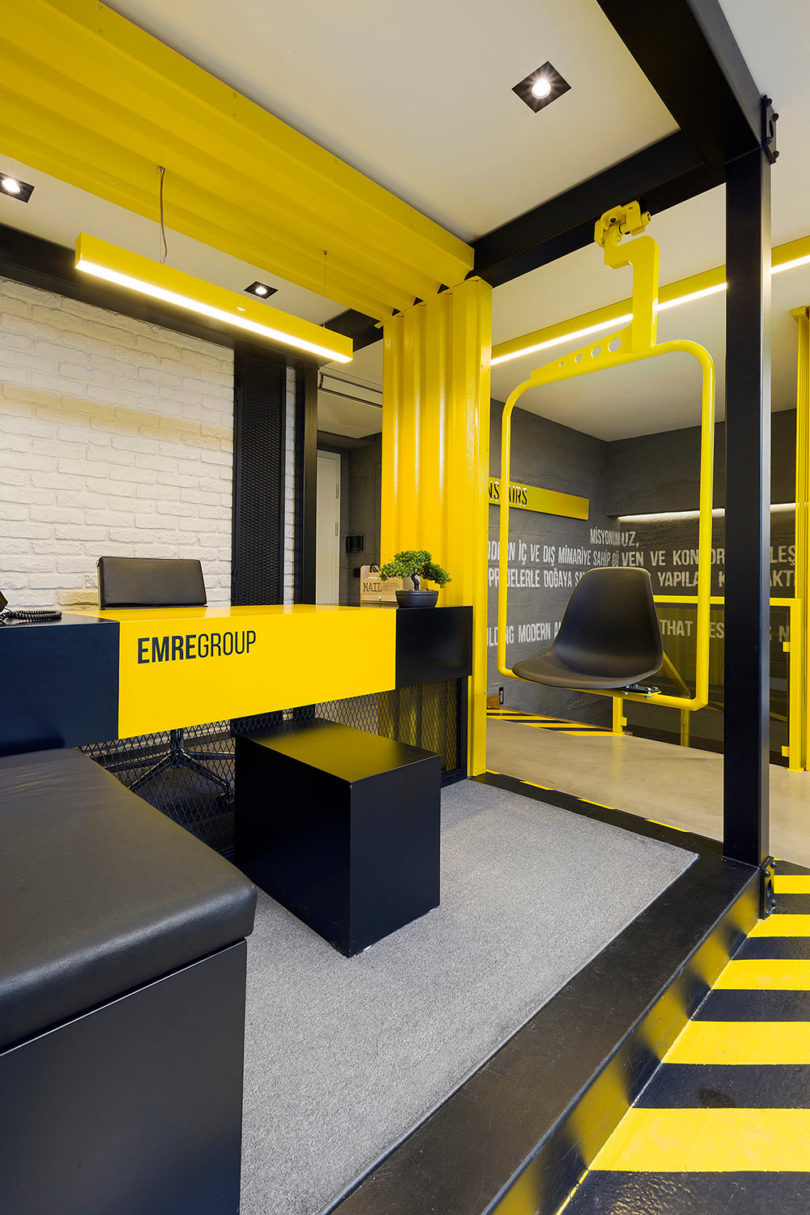 Het kantoor van Emre Group is ingericht als een bouwplaats! Het kantoor van Emre Group is ingericht als een bouwplaats!