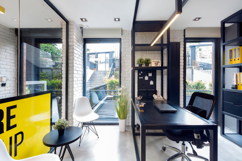 Het kantoor van Emre Group is ingericht als een bouwplaats! Het kantoor van Emre Group is ingericht als een bouwplaats!