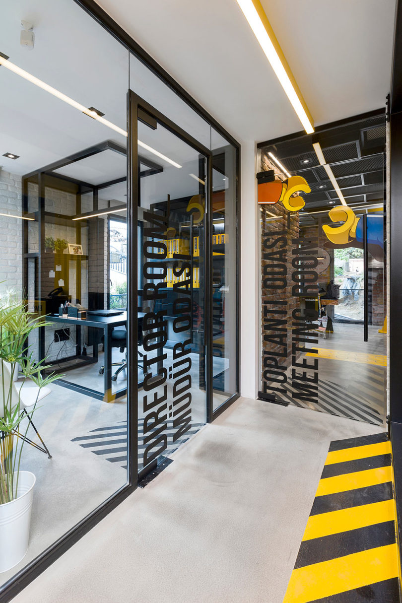 Het kantoor van Emre Group is ingericht als een bouwplaats! Het kantoor van Emre Group is ingericht als een bouwplaats!