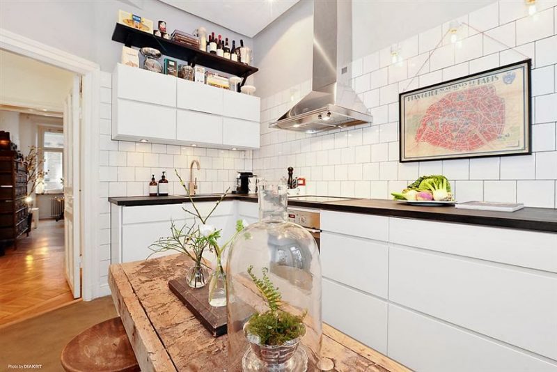Boomstam eettafel in moderne keuken Boomstam eettafel in moderne keuken