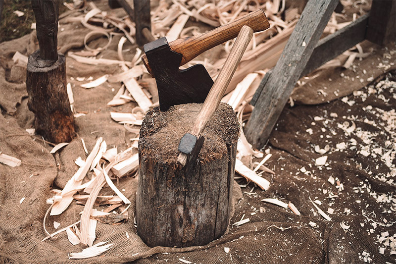 Een scherpe bijl en een stevig kloofblok zijn essentieel bij het houtkloven!