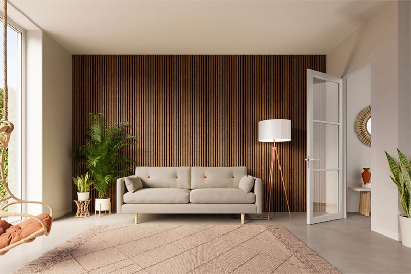 In deze mooie woonkamer is de muur achter de bank bekleed met de houten akoestische wandpanelen van Cando.