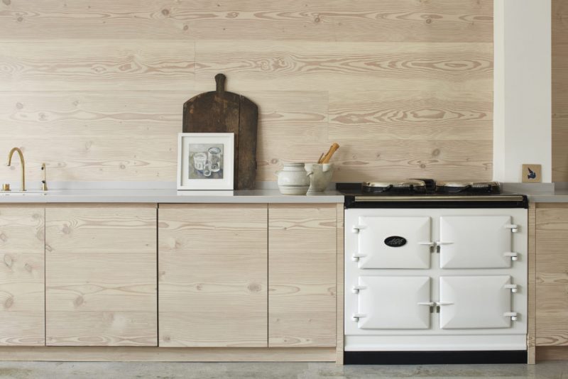 Houten keukenkasten en wit Boretti fornuis Houten keukenkasten en wit Boretti fornuis