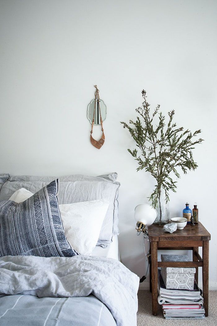 Houten krukje als nachtkastje