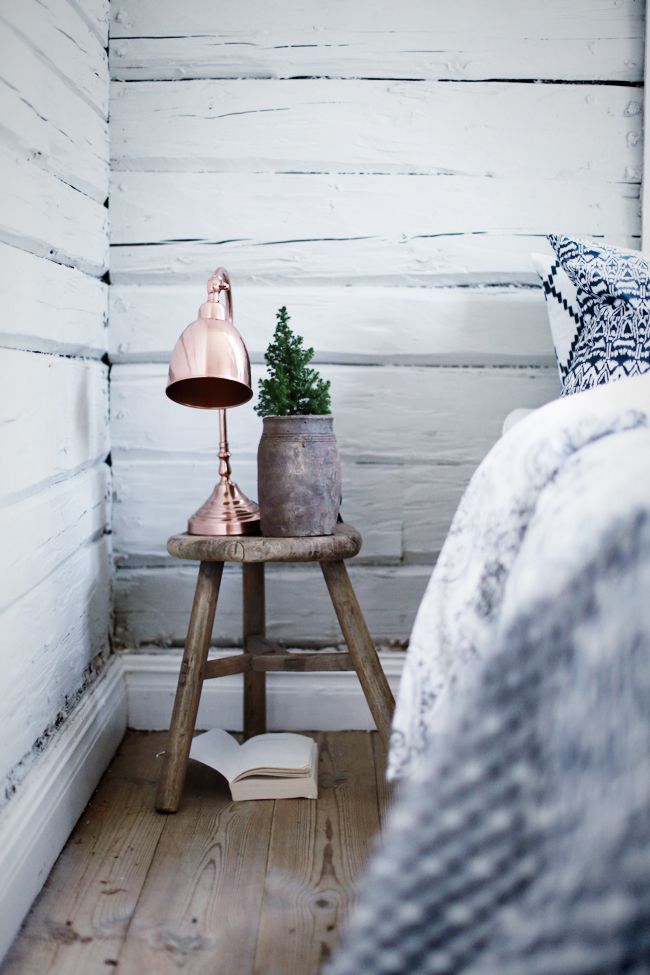 Houten krukje als nachtkastje