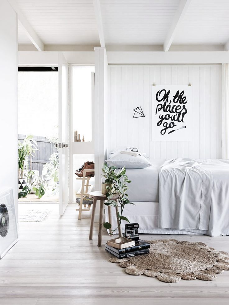 Houten krukje als nachtkastje