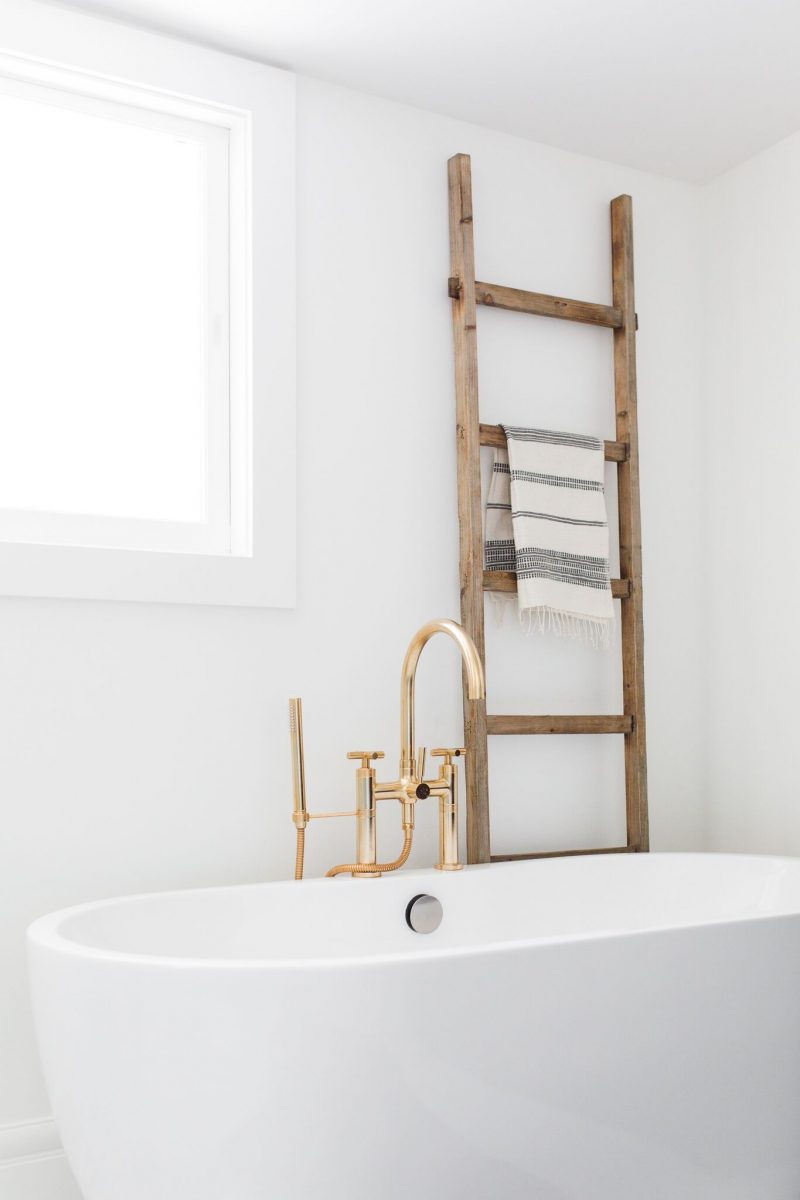 houten ladder in de badkamer bij vrijstaand bad