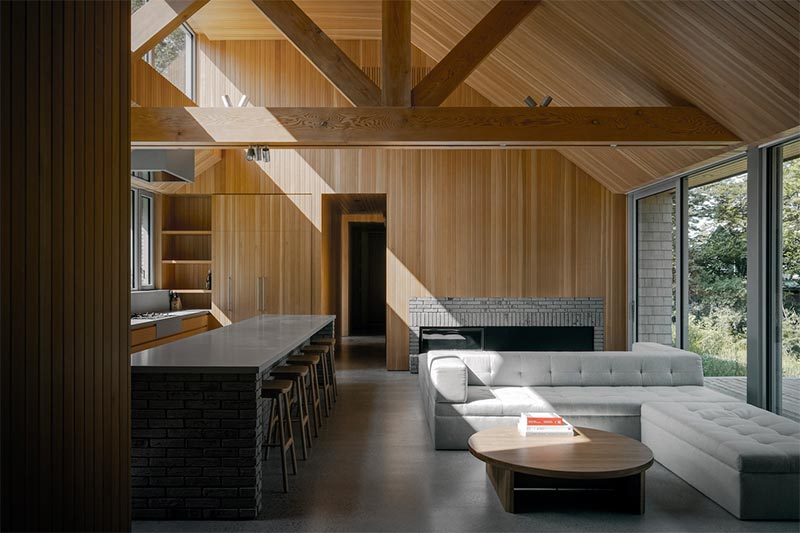Cherry Valley is een minimalistisch huis gelegen in Prince Edward County, Canada, ontworpen door StudioAC. De architecten kozen voor een combinatie van een betonnen vloer met douglas sparren houten wandbekleding. | Fotografie: Felix Michaud