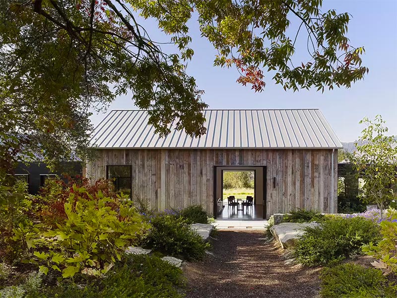 houten schuurwoning met tinnen daken houten schuurwoning met tinnen daken