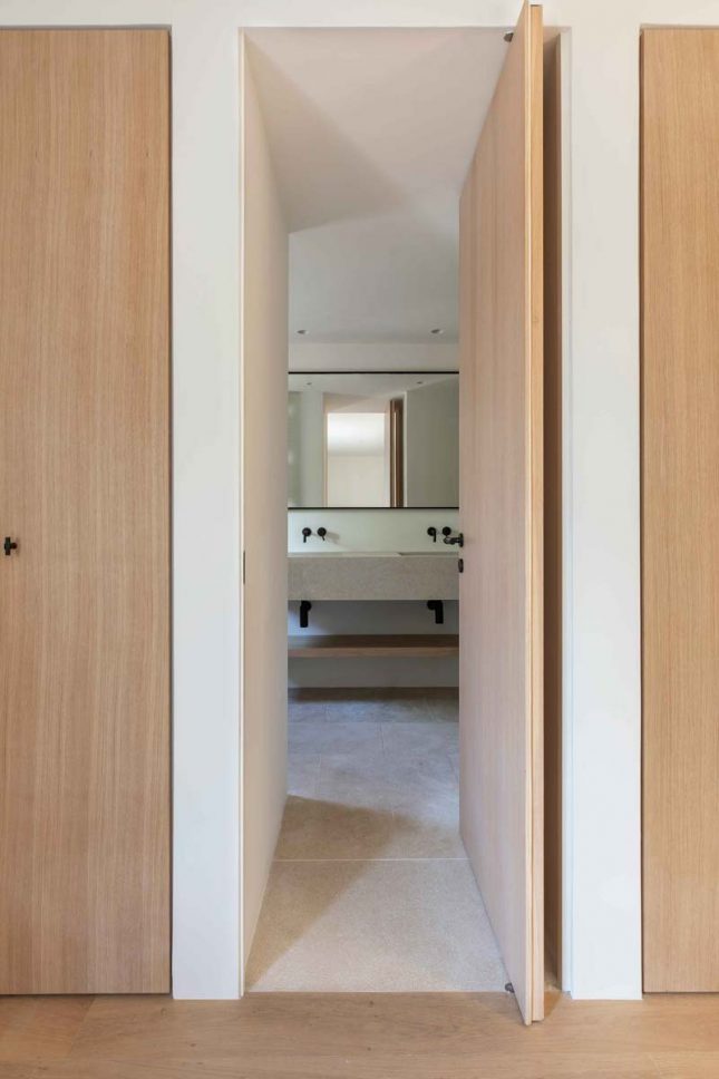 houten taatsdeur serene badkamer houten taatsdeur serene badkamer