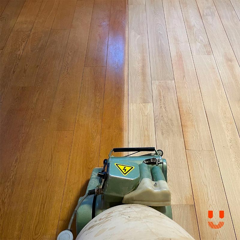 Alleen het schuren van een houten vloer zorgt al meteen voor een andere uitstraling.