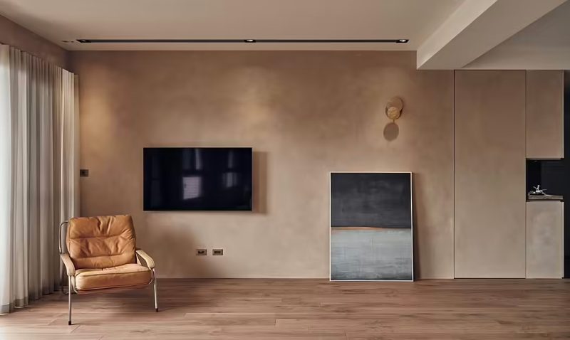 Een strakke naadloze uitstraling tussen de houten vloer zonder plinten en de betonstuc wanden - een ontwerp van Aworkdesign.Studio