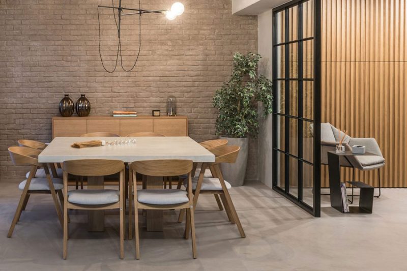 houten wand bibliotheek woonkamer