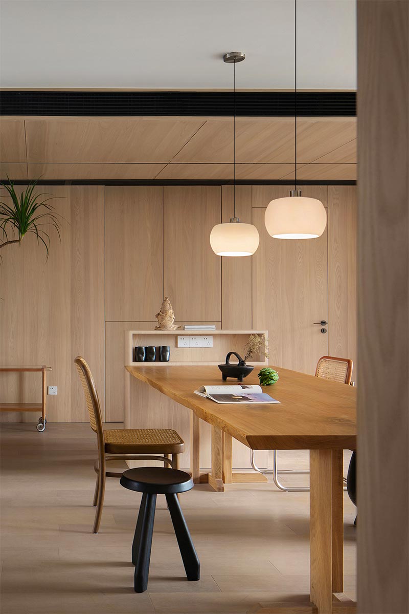 Log House is een minimalistisch huis in Guangzhou, China, ontworpen door Yidian Design. De ontwerpers hebben gekozen voor een mooie en warme combinatie van een eikenhouten vloer, wandbekleding en plafond. | Fotografie: Ao Xiang