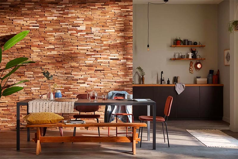De muur in deze super mooie keuken is bekleed met 3D houten wandpanelen, genaamd Ultrawood Teak Colorado.