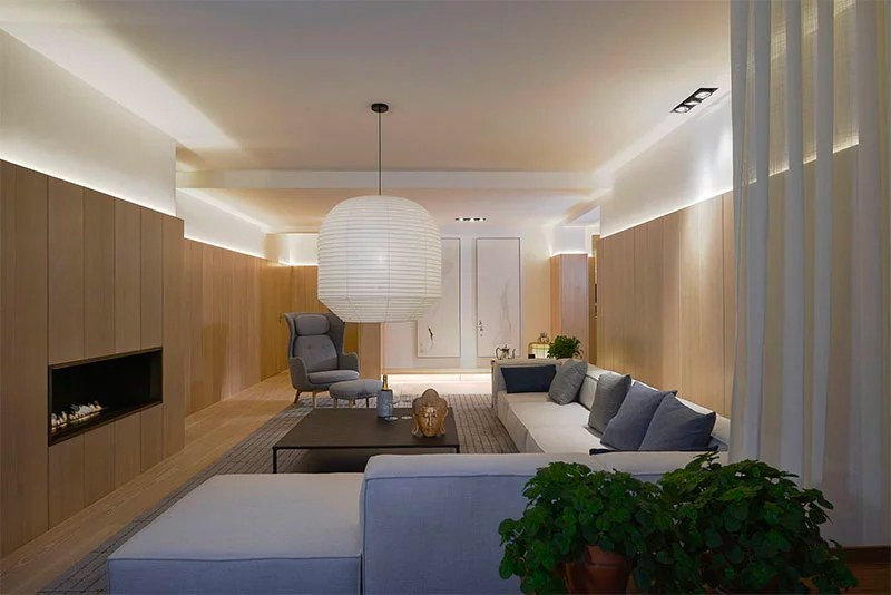 Zweedse studio Claesson Koivisto Rune heeft gekozen voor prachtige eikenhouten wandbekleding voor de muren in deze mooie woonkamer.