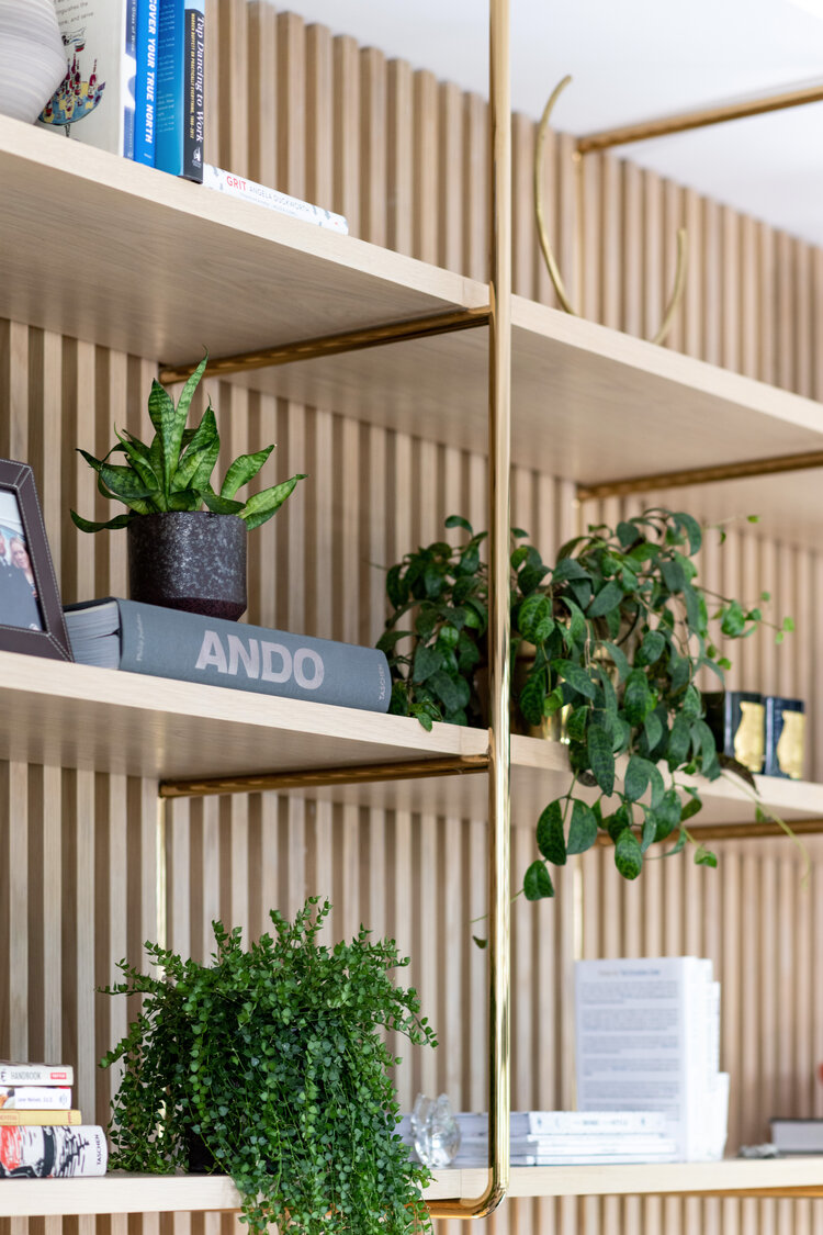 houten wandrek met gouden plankdragers houten wandrek met gouden plankdragers