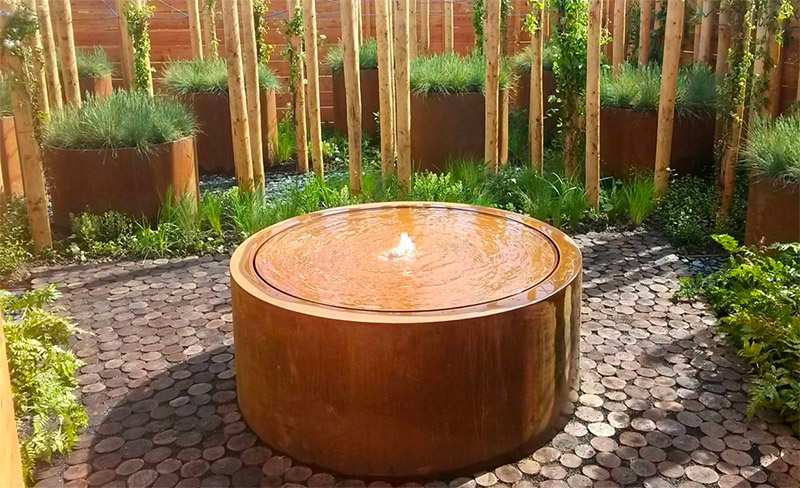 Deze duurzame en opvallende watertafel van aluminium zorgt voor een extra dimensie aan je Ibiza tuin. Het wordt standaard geleverd met ledlampen, een waterpomp en fontein. Hier verkrijgbaar.