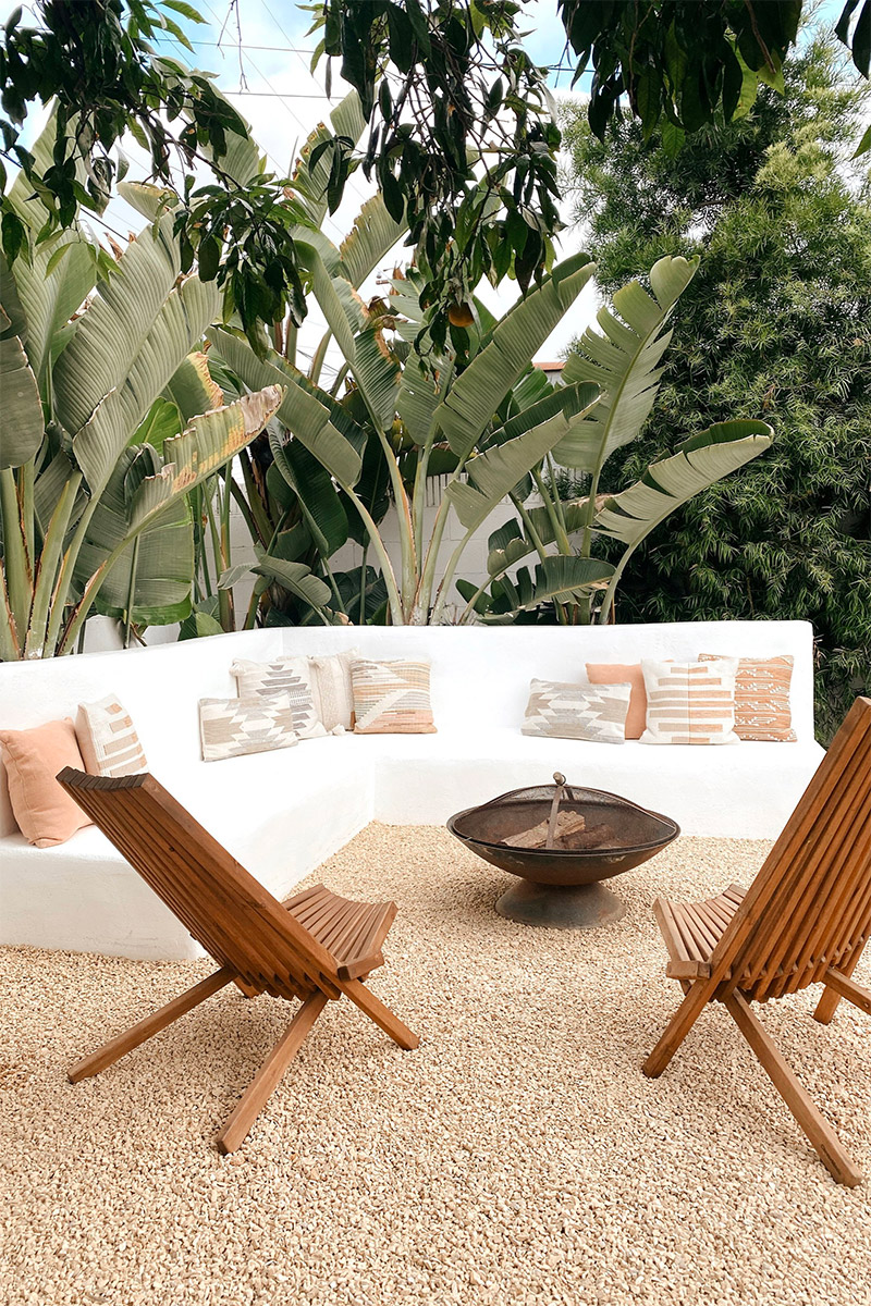 Laura van The Blanco Bungalow heeft deze inspirerende Ibiza zithoek gecreëerd met een DIY wit gestuukte hoekbank. Wil je ook zo'n bank maken in jouw Ibiza tuin? Klik hier voor de volledige handleiding!