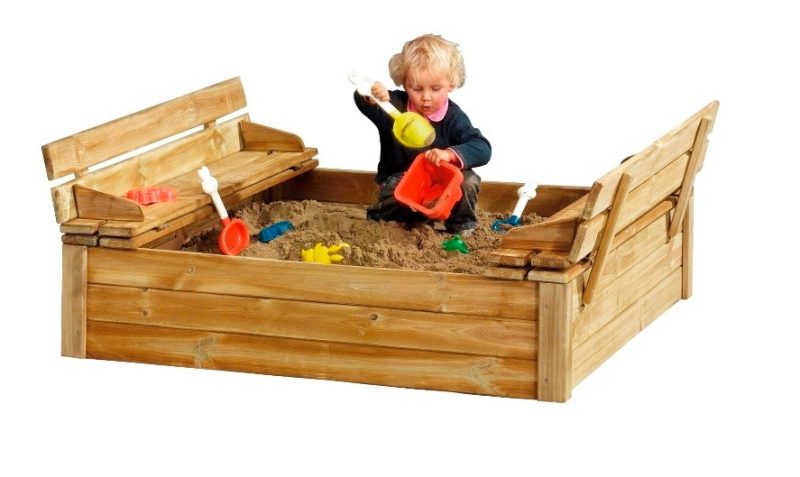 Deze houten zandbak biedt ook twee bankjes, waar de kinderen op kunnen zitten. Hier verkrijgbaar!