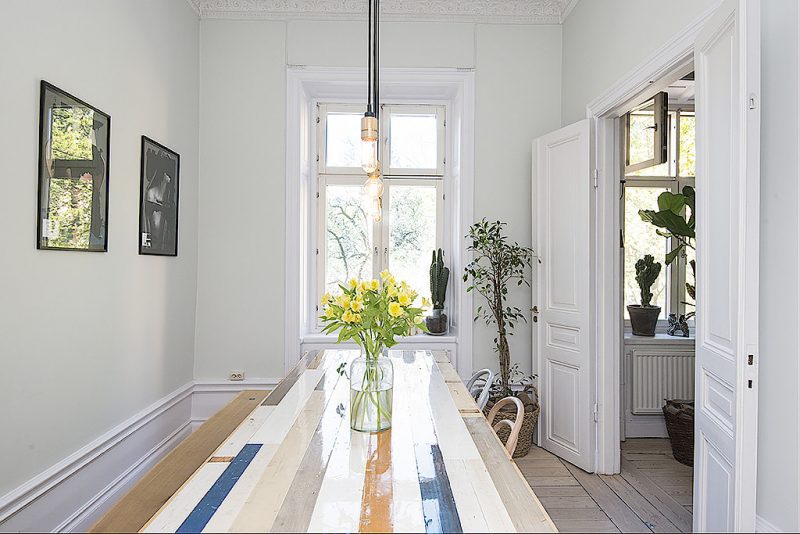 In dit appartement hebben ze de karakteristieke originele details gecombineerd met een Scandinavisch interieur