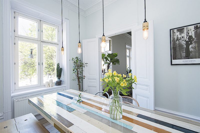 In dit appartement hebben ze de karakteristieke originele details gecombineerd met een Scandinavisch interieur