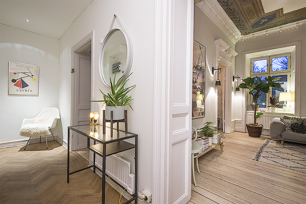 In dit appartement hebben ze de karakteristieke originele details gecombineerd met een Scandinavisch interieur