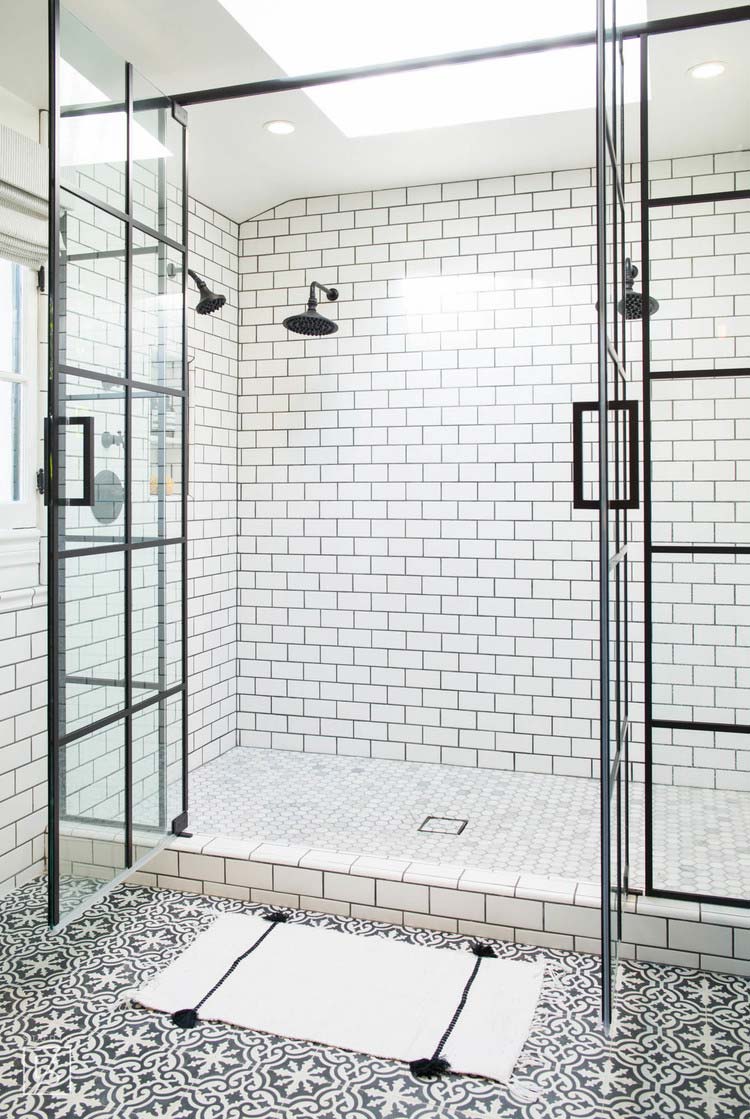 In deze mooie badkamer zijn zelfs inbouwspots in de douche geïnstalleerd. Klik hier voor meer foto's.
