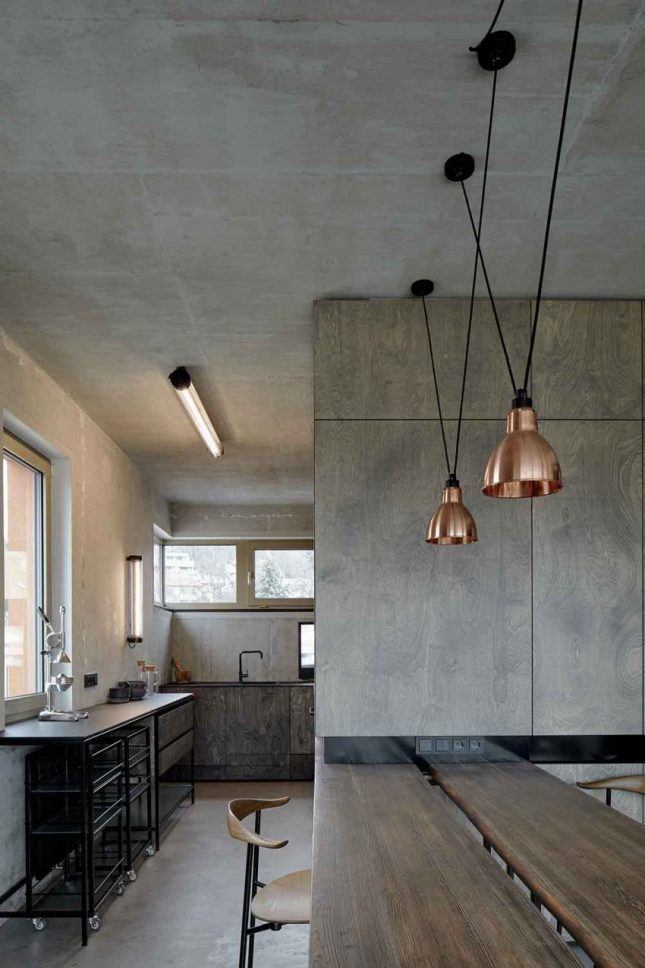 De TL-buis wandlampen passen perfect bij deze stoere industriele keuken met betonlook muren en plafond. Klik hier voor meer foto's.