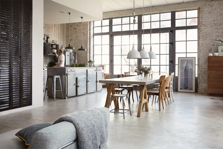 Ruime industriële keuken met staal, beton en hout Ruime industriële keuken met staal, beton en hout