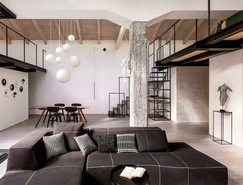 Dit is de industriële woonkamer van Loft M50- een modern industrieel appartement in Turijn, ontworpen in 2021 door Paola Maré.