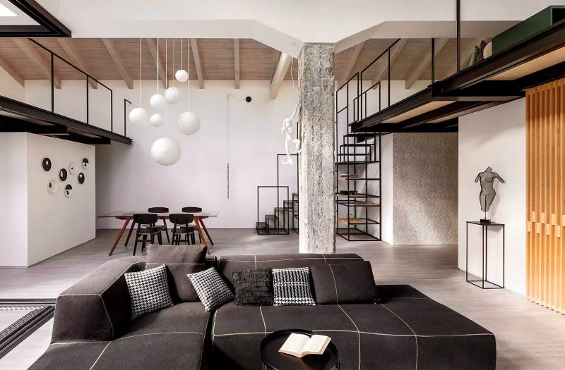 Dit is de industriële woonkamer van Loft M50- een modern industrieel appartement in Turijn, ontworpen in 2021 door Paola Maré.