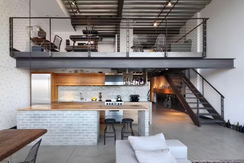 SHED Architecture & Design hebben in deze industriële woonkamer gekozen voor een stalen vide en bijbehorende stalen trap. | Fotografie: Mark Woods