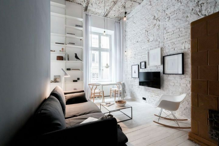 De bakstenen muur in deze kleine woonkamer is volledig wit geverfd - heel tof dat de verweerde look nog steeds tact is.