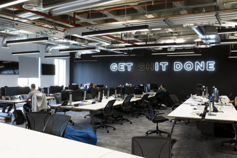 In dit stoere kantoor zijn moderne LED TL verlichting geïnstalleerd boven alle werkplekken.