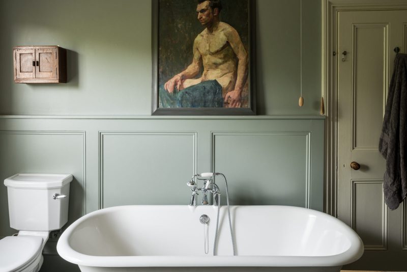 Klassieke badkamer met vrijstaand bad op pootjes en mosgroene lambrisering muren