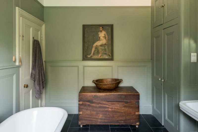 Karakteristieke landelijke badkamer met mosgroene muren