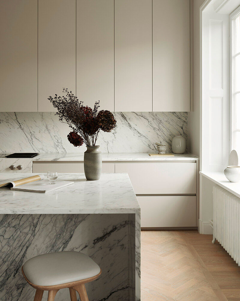 Super mooie lichte keuken van Nordiska Kök met marmeren aanrechtblad én keuken achterwand.