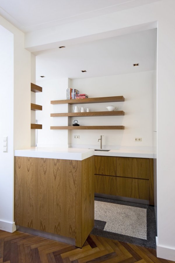 Moderne keuken met houten kasten van een jaren '30 woning