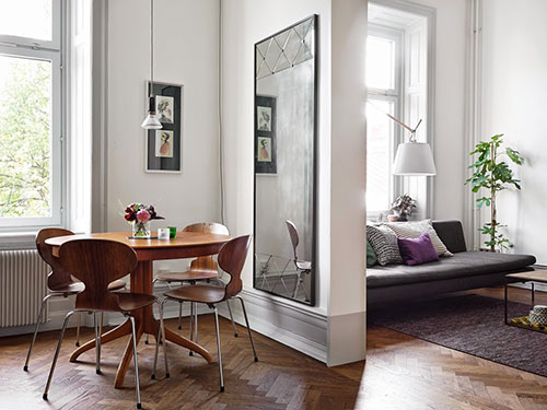 Ronde eethoek in keuken met vintage eettafel en eetkamerstoelen Ronde eethoek in keuken met vintage eettafel en eetkamerstoelen