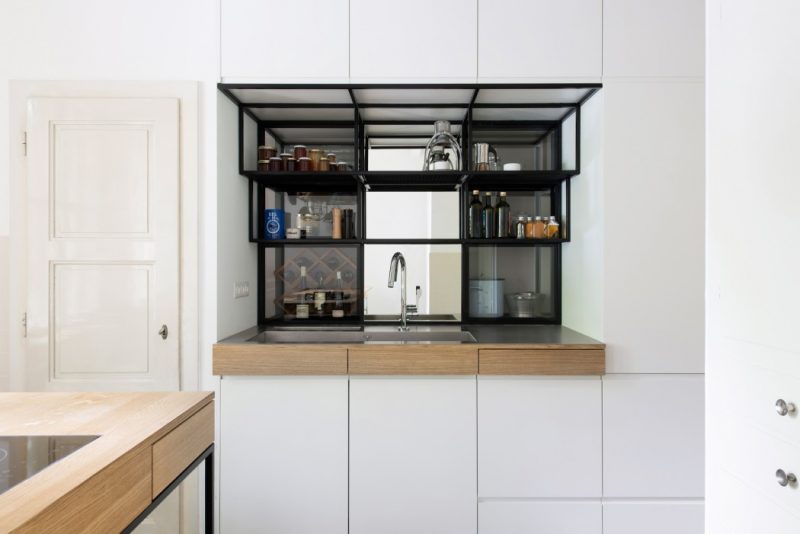 Strakke witte kasten met houten blad en stalen frames