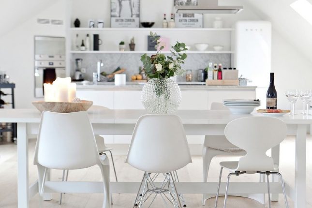 Mix and match van witte eetkamerstoelen en witte eettafel Mix and match van witte eetkamerstoelen en witte eettafel