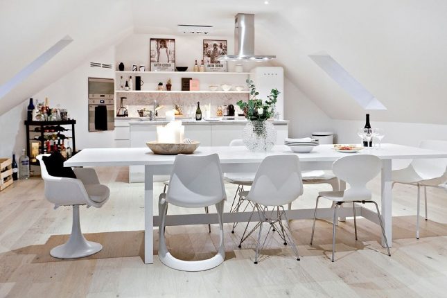 Moderne keuken met schuine wanden en dakramen Moderne keuken met schuine wanden en dakramen