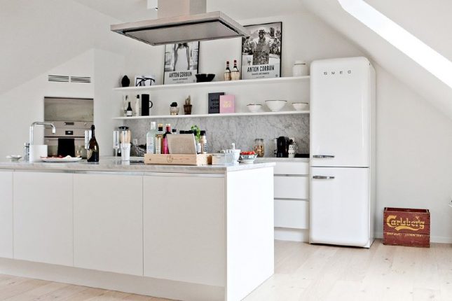 Grote witte smeg koelkast in moderne keuken Grote witte smeg koelkast in moderne keuken