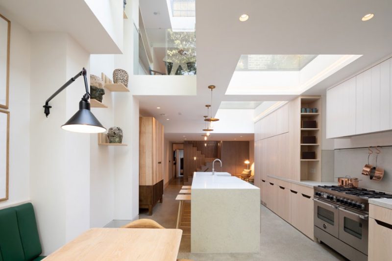 Fraher Architects heeft deze geweldige woonkeuken ontworpen, waar een mooie strakke gietvloer gekozen is als keukenvloer.