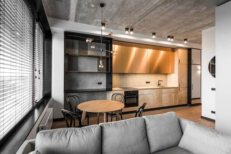 Voor de open keuken van dit kleine loft appartement heeft Redeco gekozen voor een stoere laminaat keukenvloer.