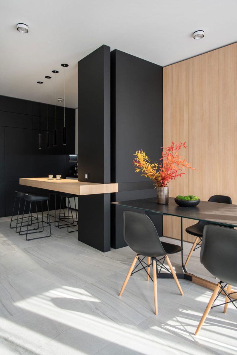 Deze luxe moderne keuken is ontworpen door Mono Architects, die zowel voor de keuken als woonkamer gekozen hebben voor prachtige grote tegels.
