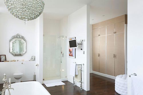 Ruime luxe klassieke badkamer