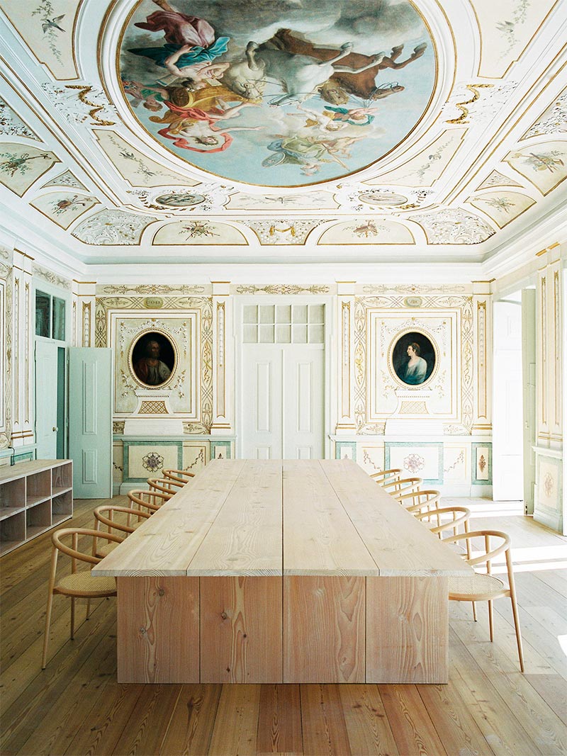 Sierlijke schilderijen en plafondschilderingen  in de zelf ontworpen studio van architectenbureau Aires Mateus, gevestigd in een 18e-eeuws gebouw in Lissabon. | Fotografie: Rui Cardoso